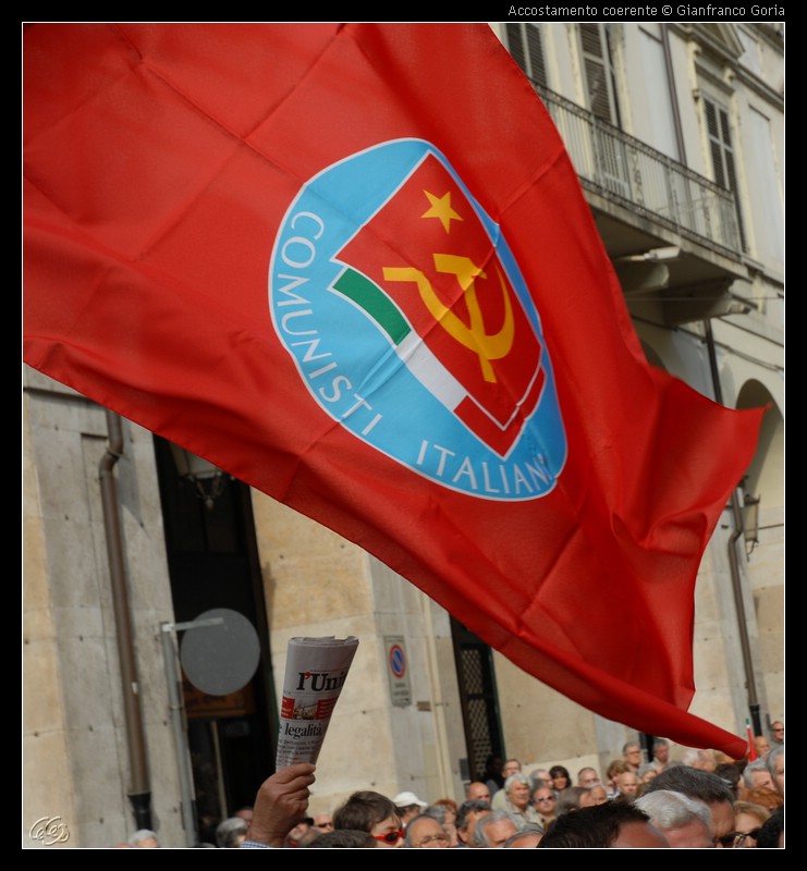 DSC_2604 Bandiera e giornale.jpg